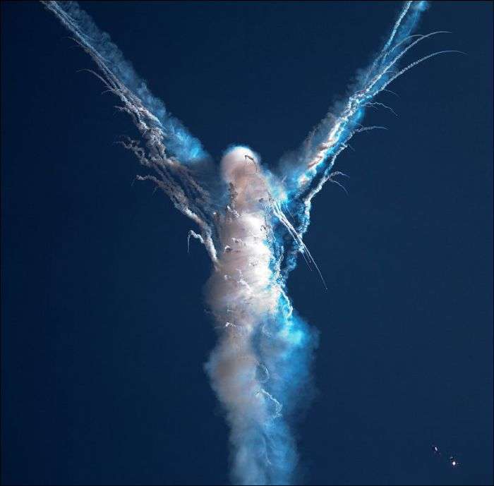 «Російські Витязі» намалювали в небі фігуру ангела (7 фото)