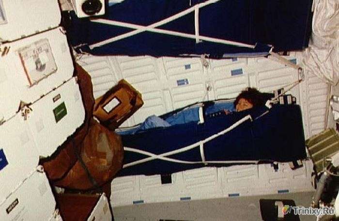 Як в умовах невагомості астронавти на МКС сплять (9 фото)
