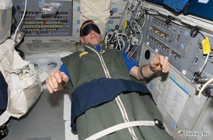 Як в умовах невагомості астронавти на МКС сплять (9 фото)