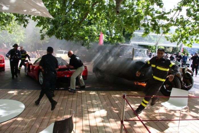 Пожежа під час аукцина дорогих суперкарів (10 фото)