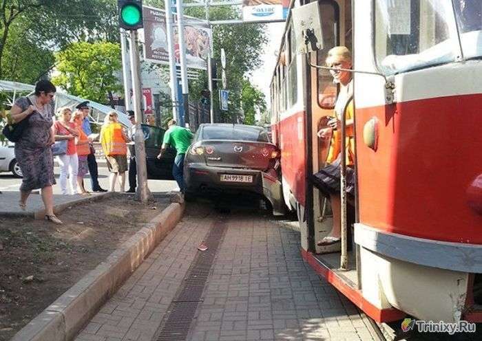 Трамвай розчавив Мазду в Донецьку (3 фото)