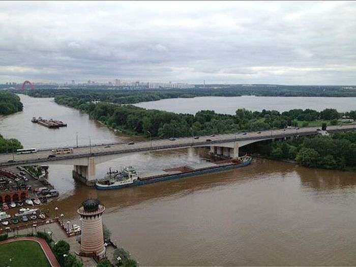 Москва-ріка була перекрита суховантажем (5 фото)