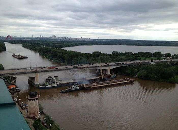 Москва-ріка була перекрита суховантажем (5 фото)