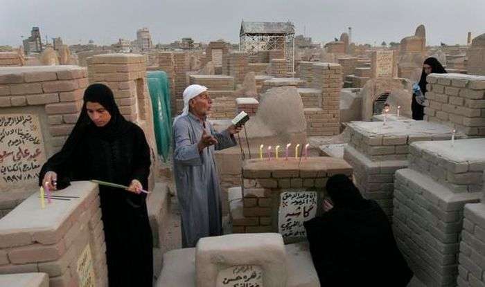 Неймовірні розміри кладовища Ваді Аль-Салам в Іраку (13 фото)