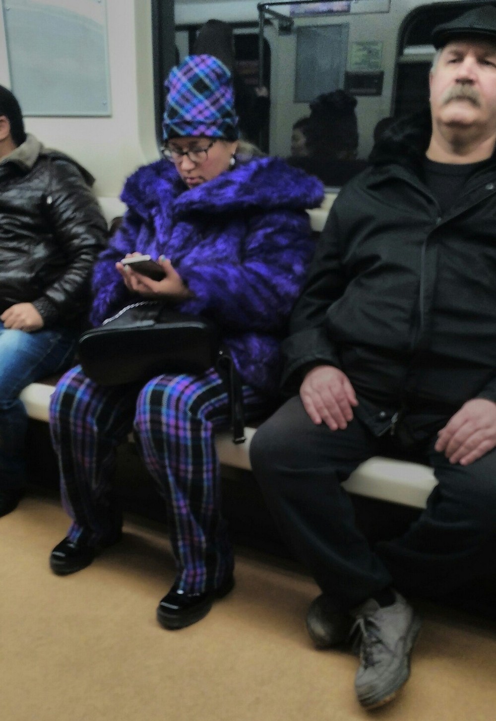 Забавно одетые люди в метро. приколы