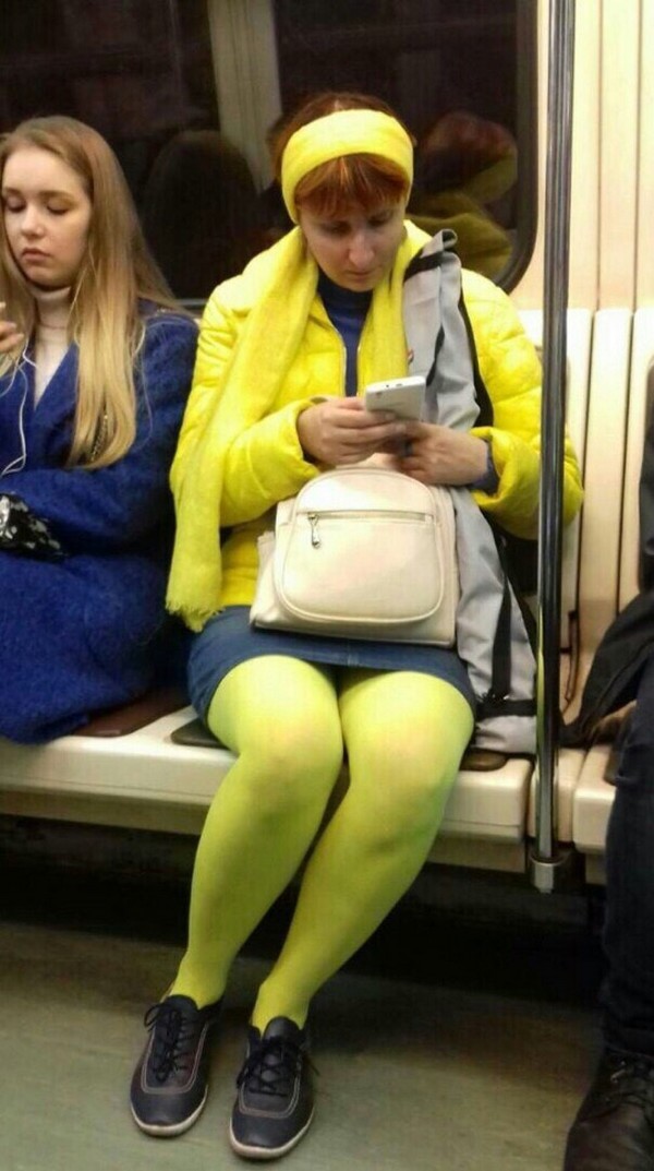 Забавно одетые люди в метро. приколы