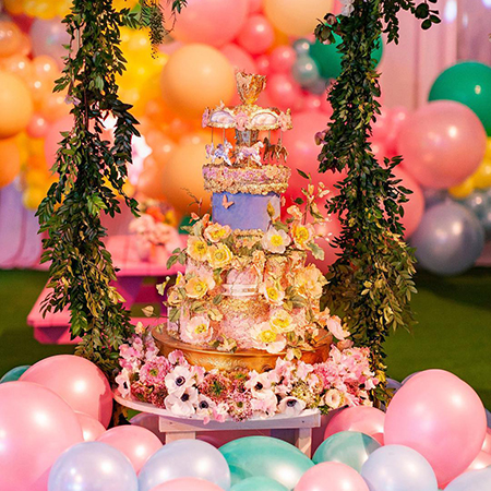 Надувная голова, воздушные шары и плюшевые медведи: Кайли Дженнер устроила грандиозную вечеринку в честь первого дня рождения дочери звездные дети