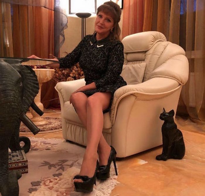 Ноги 65-летней Елены Прокловой в мини платье породили бурю недовольства в Интернете 