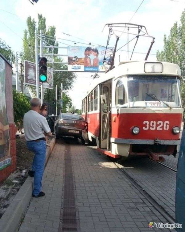 Трамвай розчавив Мазду в Донецьку (3 фото)