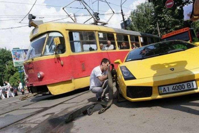 Дівчина за кермом Lamborghini заблокувала рух (8 фото + відео)