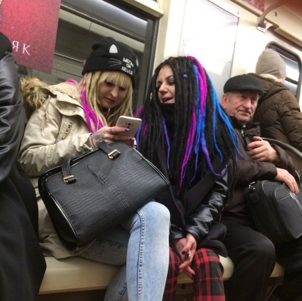 Забавно одетые люди в метро. приколы