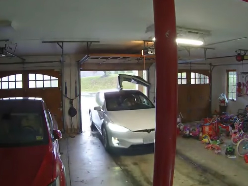 Одна дверь лишняя: почему с Tesla Model X нужно быть особо внимательным tesla model x