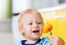 Немовлят не годують бутербродами