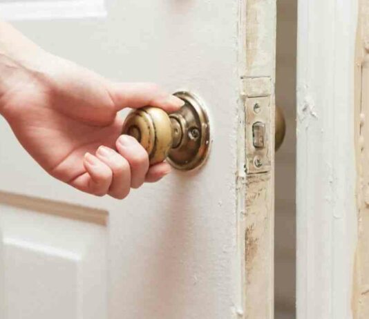 Щось заїдає дверна ручка … 5 способів полагодити