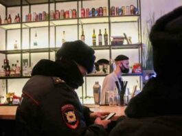 В першу ніч локдауна бармен побив поліцейського, який зайшов в бар з перевіркою