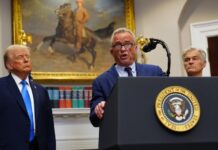 La administración Trump apunta a la atención que afirma el género de menores con amenazas de financiación