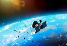 Російський розвідувальний супутник розпадається на орбіті, посилюючи загрозу космічного сміття