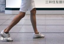 Perché la politica dei “pantaloncini al lavoro” di Tokyo sta causando “molestie per i peli delle gambe”