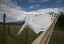 Consejos para lavar ropa blanca natural: cómo eliminar las manchas amarillas sin productos químicos agresivos